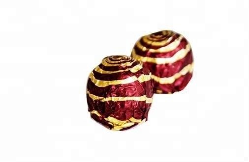 Machine d'emballage multifonctionnelle pour une ligne de traitement personnalisée de boules de galettes de chocolat