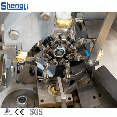 Machine à envelopper en flux personnalisée contrôlée par PLC pour boule de gaufre de chocolat